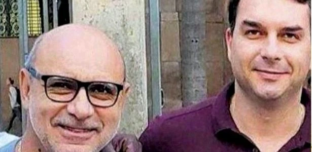 Flávio Bolsonaro, Queiroz e mais 15 são denunciados no caso da rachadinha