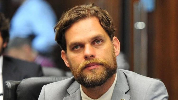 Greca faz gestão de 'maquiagem' em Curitiba, diz Goura