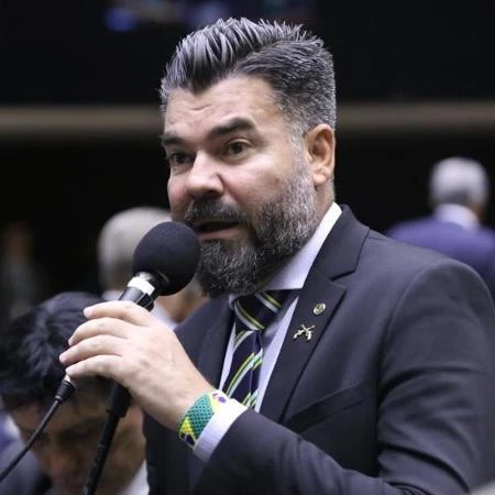 Deputado mostra bandeira de Trump, e bolsonaristas pedem para retirá-la