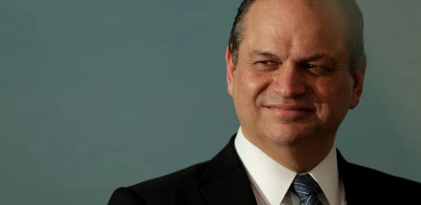 Barros tem razão, faltam 'deveres' à Constituição