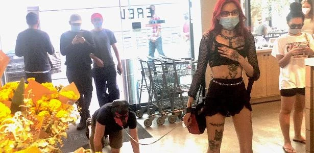 Dominatrix é fotografada levando homem de coleira ao mercado nos EUA