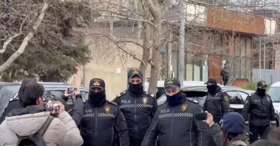Azerbaijão aprova nova lei de mídia e revolta entidades: ‘extinção da liberdade de imprensa’