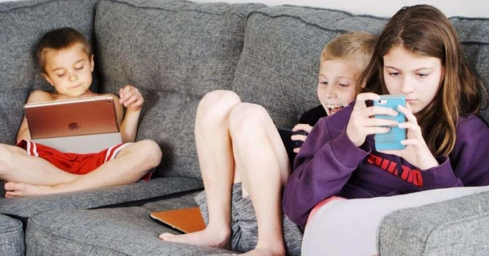 Parlamento francês propõe bloqueio de redes para menores de 15 anos e ‘toque de recolher’ digital para os até 18