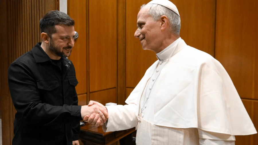 Papa recebe Zelensky e oferece Vaticano para negociações de paz com Rússia
