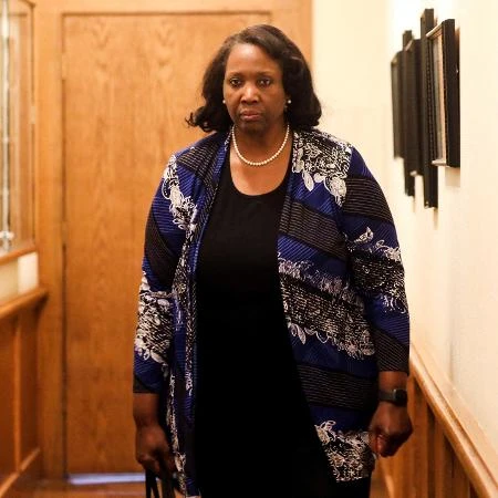 Uma mulher negra decidiu testar a independência das instituições dos EUA Raquel Landim