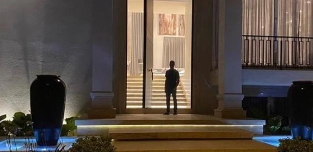 Quanto custa uma porta como a da casa do Rodrigo Faro, com 12 m de altura?