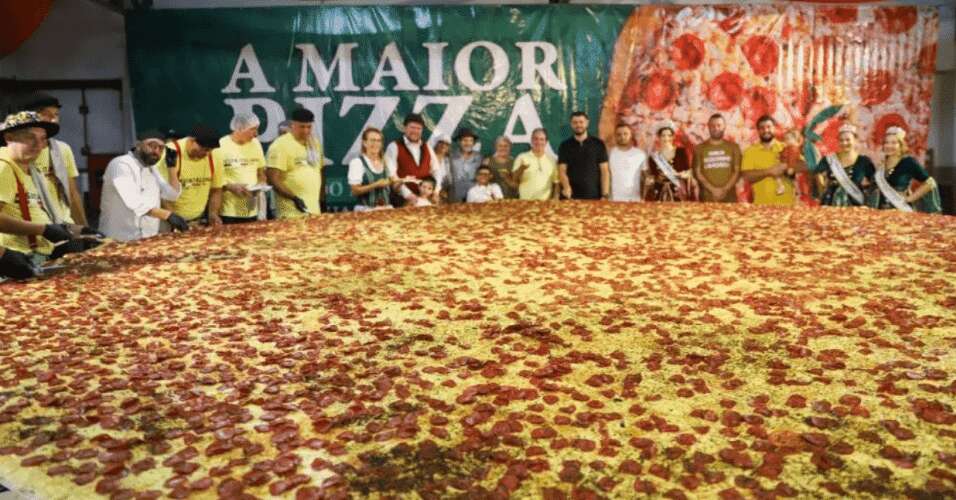 Pizza de seis metros é servida em festa em Santa Catarina