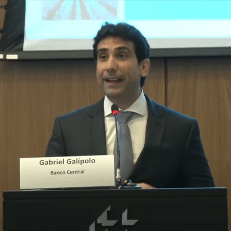 Após falas duras sobre juros, Galípolo diz amenidades: 'cabelo desarrumado'