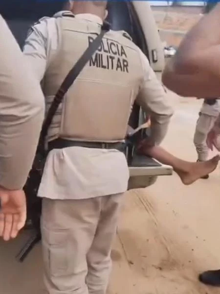 Família se desespera após morte de jovens pela PM na BA: 'Quero ver a arma'