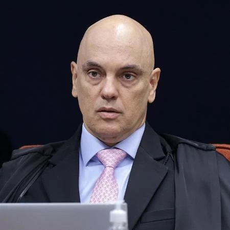 Moraes diz que Eduardo dificulta intimação e põe defensor público no caso