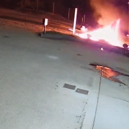 Colisão frontal de motos causa explosão e deixa feridos graves em SC; veja