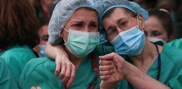 Médicos espanhóis iniciam greve e governo avalia novas restrições ante aumento da covid-19