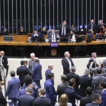 'Congresso contra o povo' lidera trending topics em meio à PEC da blindagem