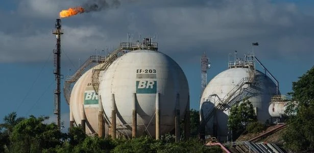 Café com Mercado: de olho em vendas de refinarias da Petrobras e reformas