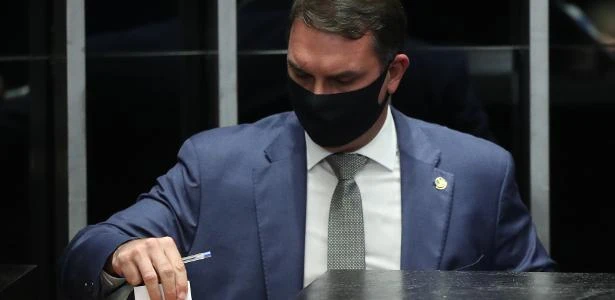 Deputados querem CPMI para investigar ajuda da Abin a Flávio Bolsonaro