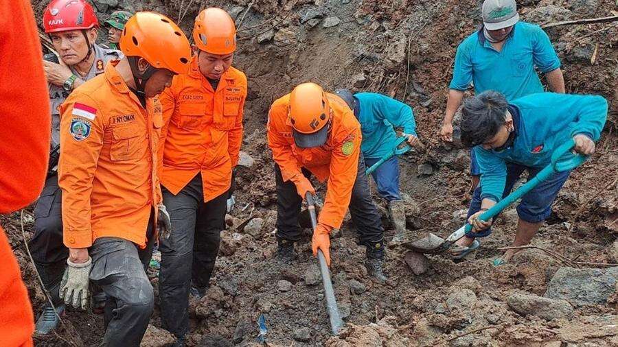 Ilha da Indonésia vive dia de caos e 16 pessoas morrem após deslizamento