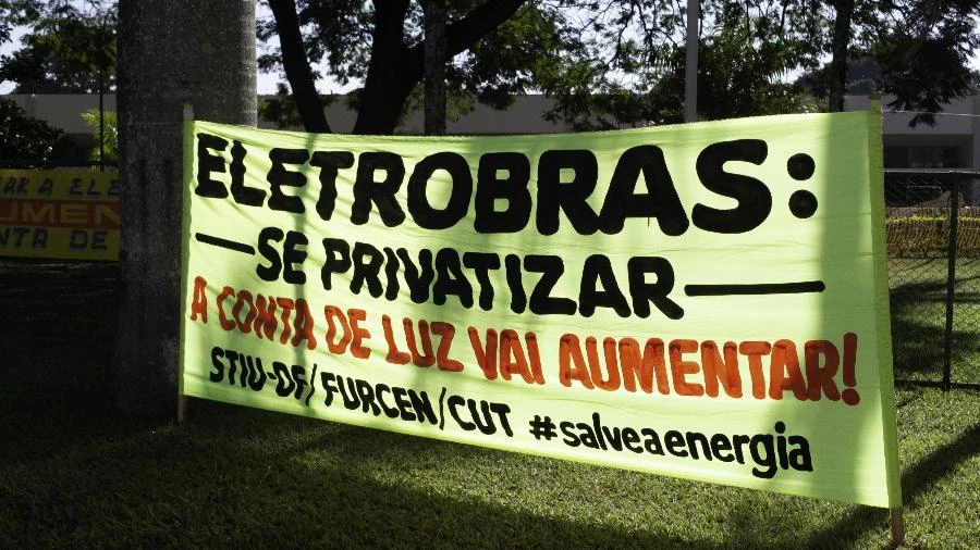 Empregados da Eletrobras protocolam denúncia no TCU contra venda da estatal