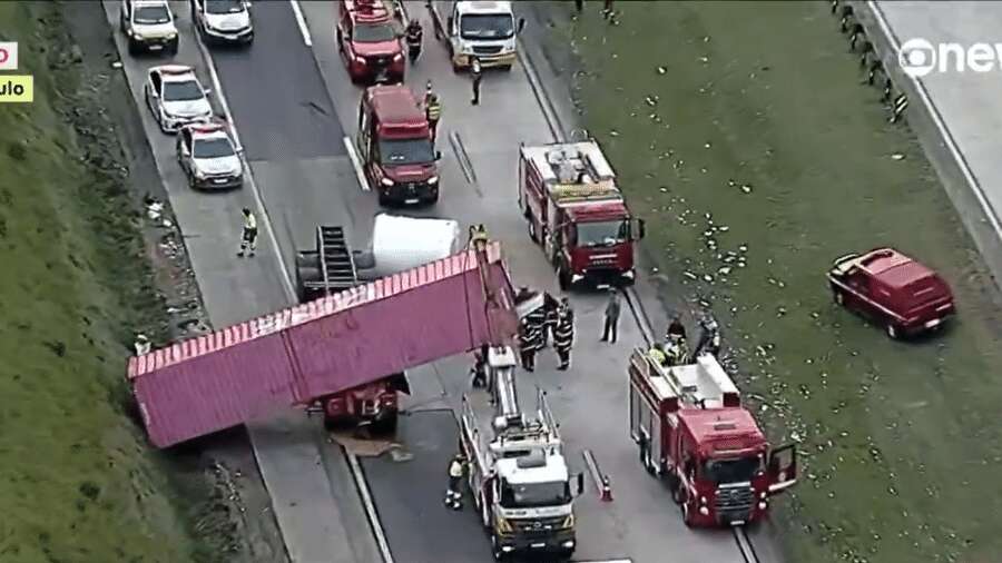 Acidente com três carretas deixa um morto no Rodoanel, em São Paulo