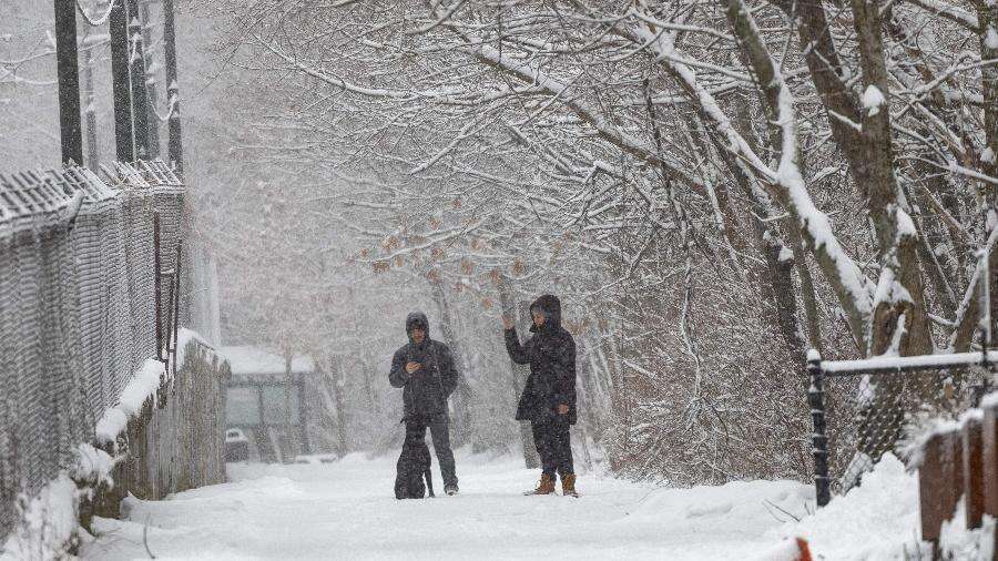 Veja fotos da tempestade nos EUA com neve e chuva congelante