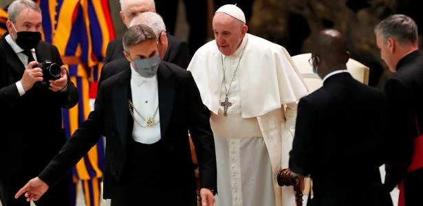 Vaticano emite nota para explicar fala do Papa sobre uniões homossexuais