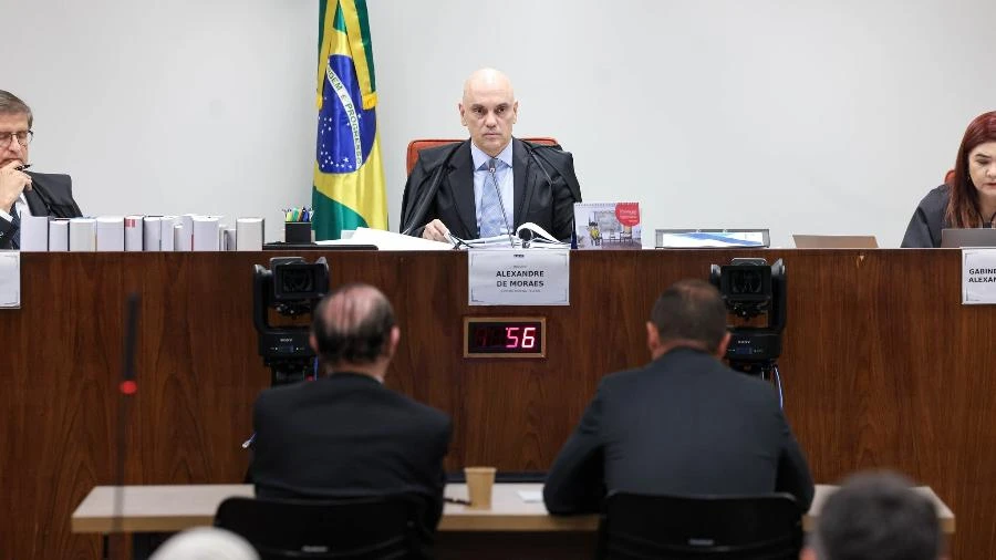 Exército vê 'lavação de roupa suja' e 'celebra' Cid sem farda em depoimento Carla Araújo