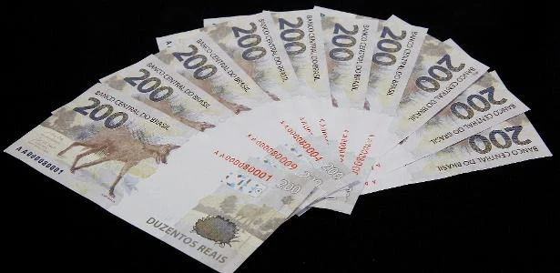 Homem recebe R$ 1.600 em notas falsas de R$ 200 por refletores no Recife