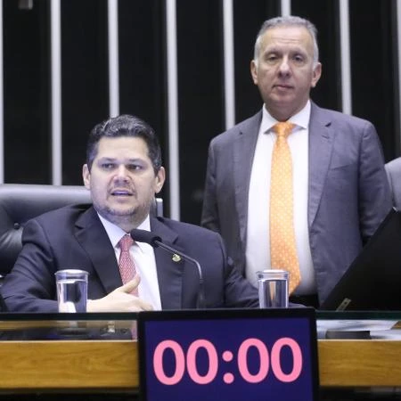 Alcolumbre chama reunião de líderes para retomar trabalhos no Congresso