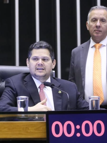 Alcolumbre ignora família Bolsonaro e não vai pautar impeachment de Moraes Carla Araújo e Felipe Pereira