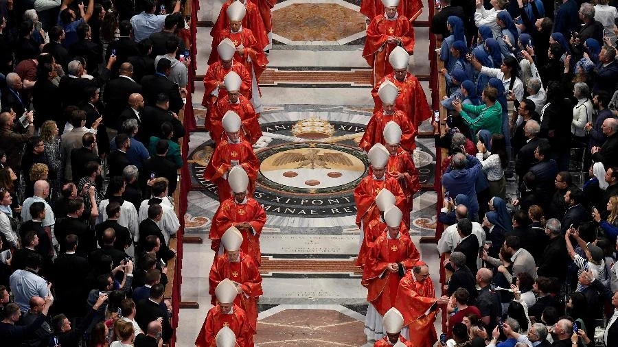 Por que mulheres não podem votar no conclave ou liderar Igreja como papas?
