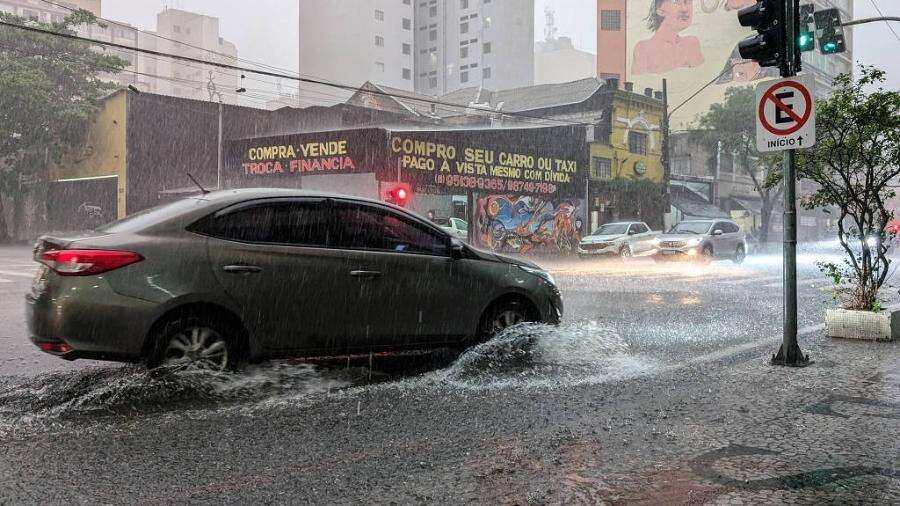 Homem arrastado por enxurrada durante temporal é encontrado vivo em SP