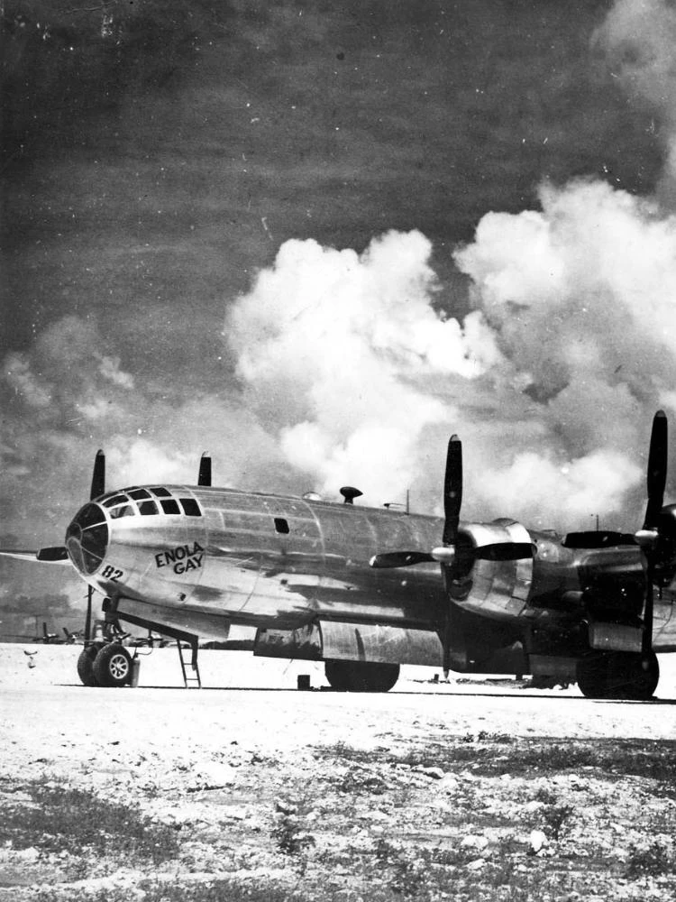 Como os aviões que lançaram as bombas atômicas no Japão conseguiram escapar?