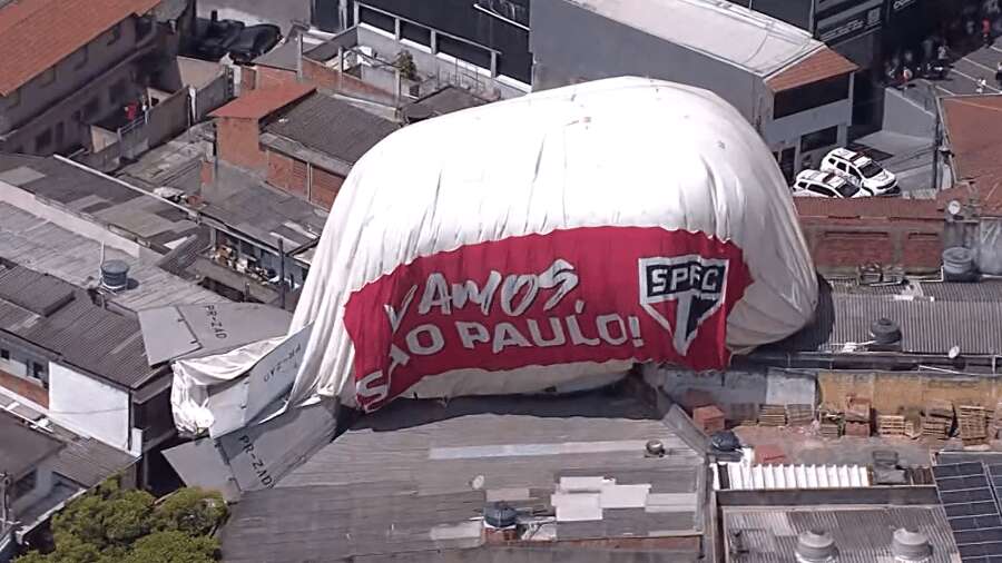 Dirigível com escudo do São Paulo cai em cima de casas em Osasco