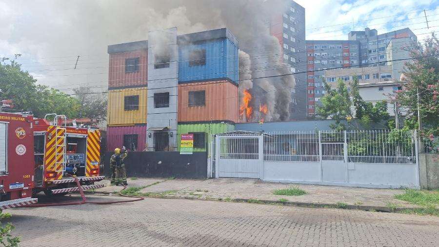 Incêndio atinge contêineres usados como moradias em Porto Alegre (RS)