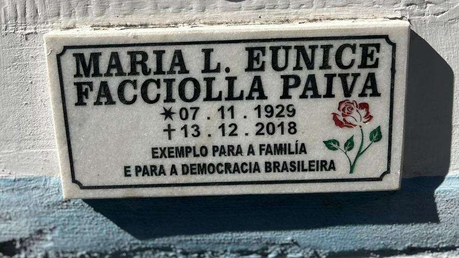 'Ainda Estou Aqui': visita leva mais de cem a túmulo de Eunice Paiva