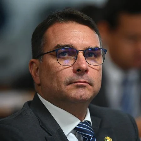 Moraes não está com as 'faculdades mentais normais', diz Flávio Bolsonaro