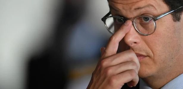Conta de Ricardo Salles do Twitter é excluída após ofensa a Rodrigo Maia