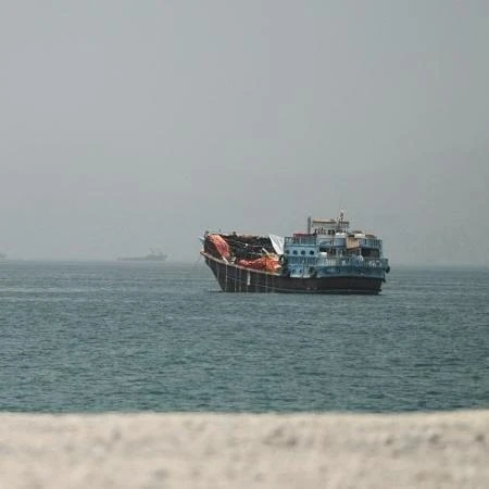 Petroleiro é atingido em Hormuz em meio a ataques entre Irã e EUA