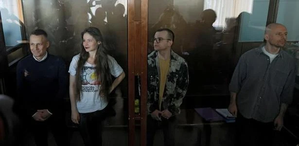Rússia condena dois ex-jornalistas da DW à prisão por 
