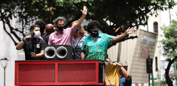 Em carreata com Benedita no Rio, Haddad diz que Flávio Bolsonaro vai ser preso