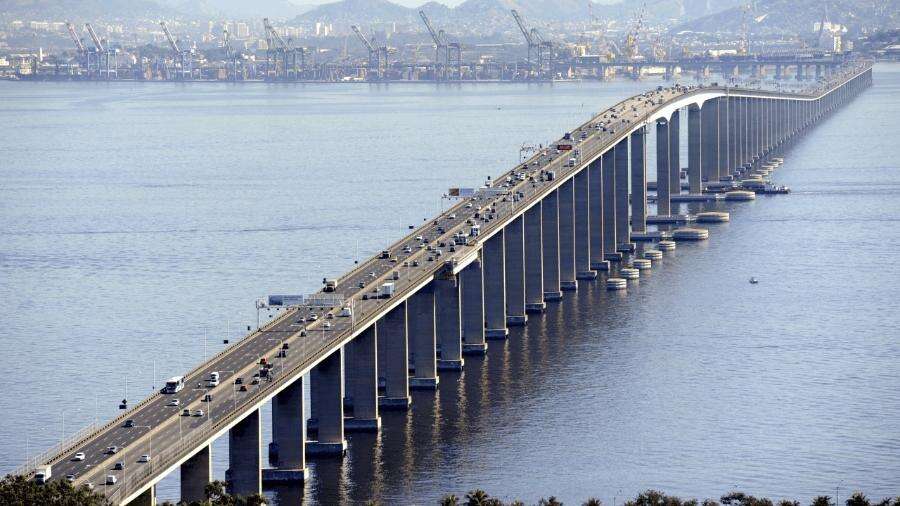 Motociclista cai da ponte Rio-Niterói após acidente com caminhão