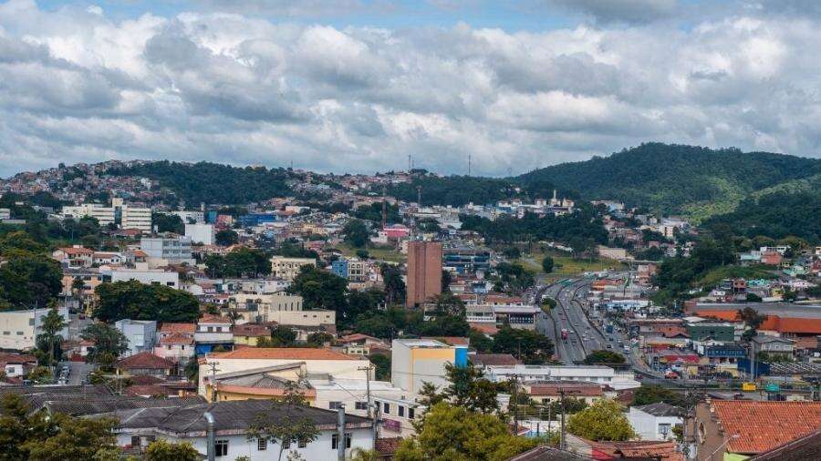 Muro desaba em Cotia durante chuva e deixa duas pessoas em estado grave