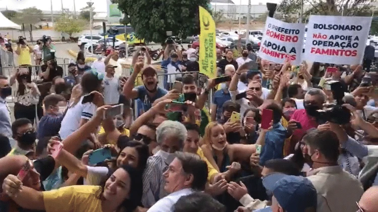 Sem máscara, Bolsonaro gera aglomeração em aeroporto de Campina Grande
