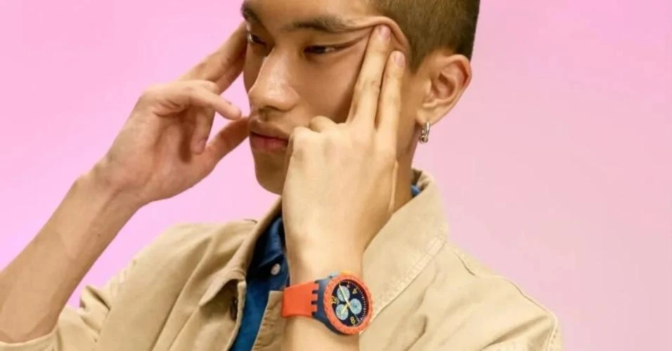‘Slanted eye pose’: Swatch tira campanha do ar na China por gesto ofensivo a asiáticos