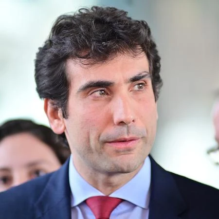 Por que juros altos no Brasil estão derrubando o dólar e animando a Bolsa?