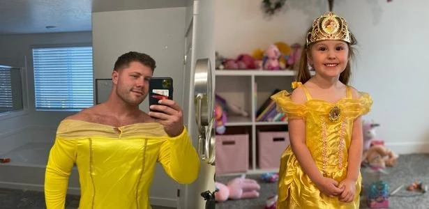 Homem viraliza na web após se vestir de 'Bela' para brincar com a filha