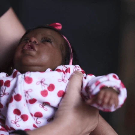 Justiça libera agressor de bebê que o confundiu com 'reborn' sob fiança