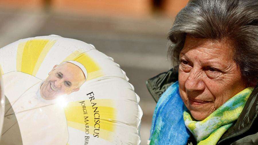 Quem é a senhora das flores amarelas que o Papa saudou ao deixar hospital