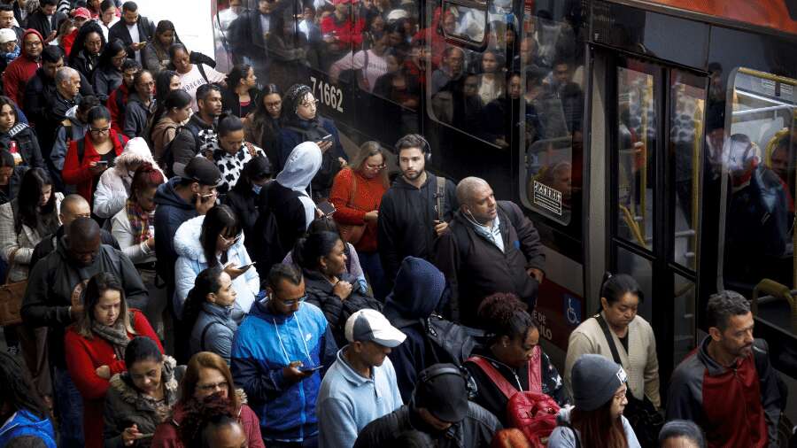 Ônibus é o transporte mais usado por brasileiros para ir ao trabalho