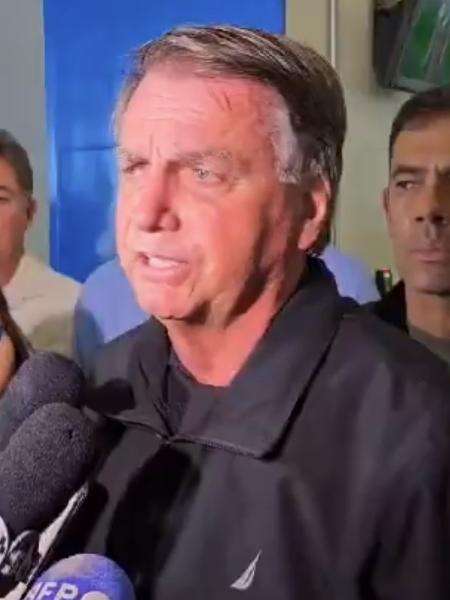 Bolsonaro vai a aeroporto e se diz constrangido por não ir à posse de Trump