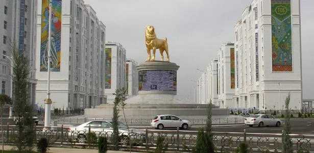 Por que o Turcomenistão ergueu uma grande estátua de um cão dourado